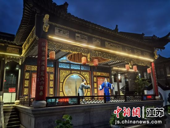 演员在周庄古戏台上表演昆剧。钟升 摄 演员在周庄古戏台上表演昆剧。钟升 摄