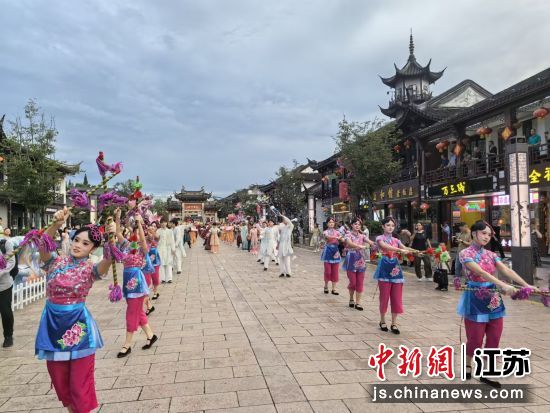 “财韵水乡·国潮大秀”吸引游客观赏。钟升 摄 “财韵水乡·国潮大秀”吸引游客观赏。钟升 摄