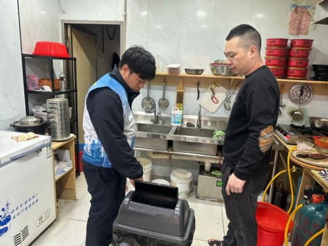 南京六合竹镇镇：垃圾分类进商户 绿色理念入门户